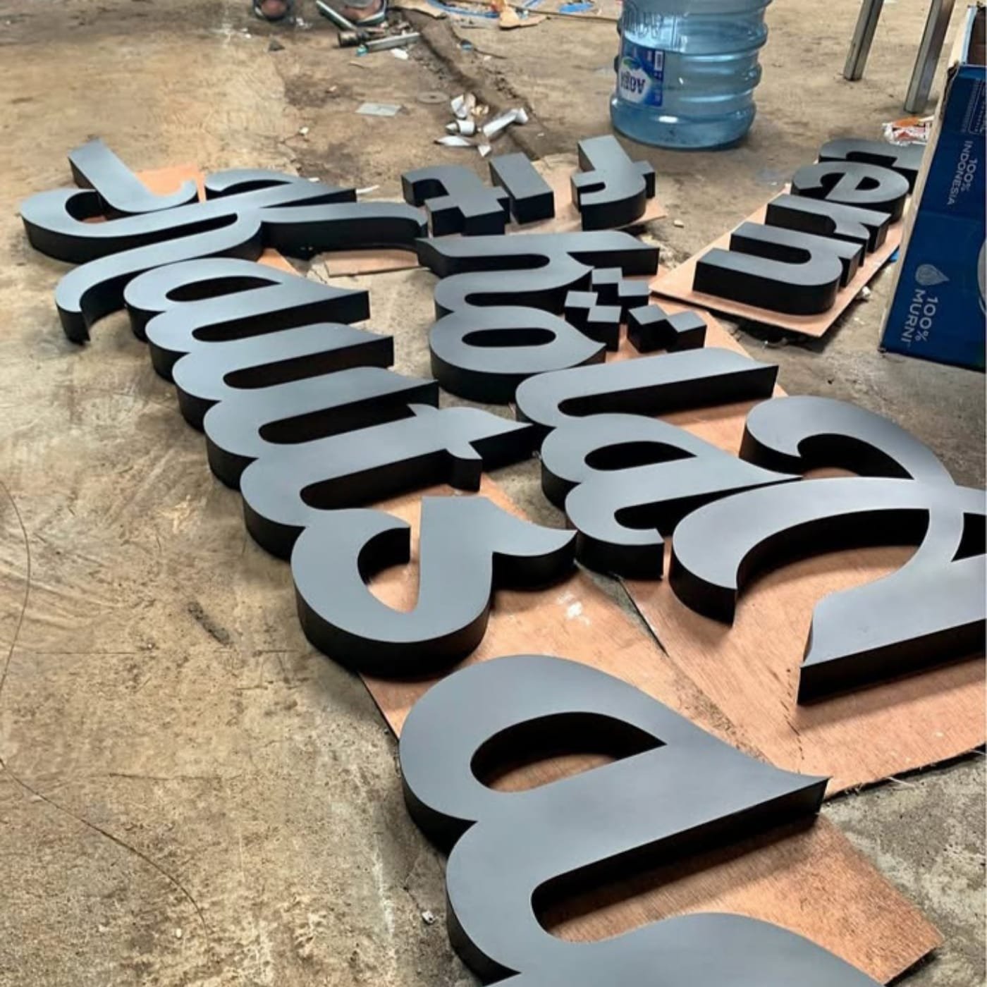 Portofolio galvanis hitam huruf