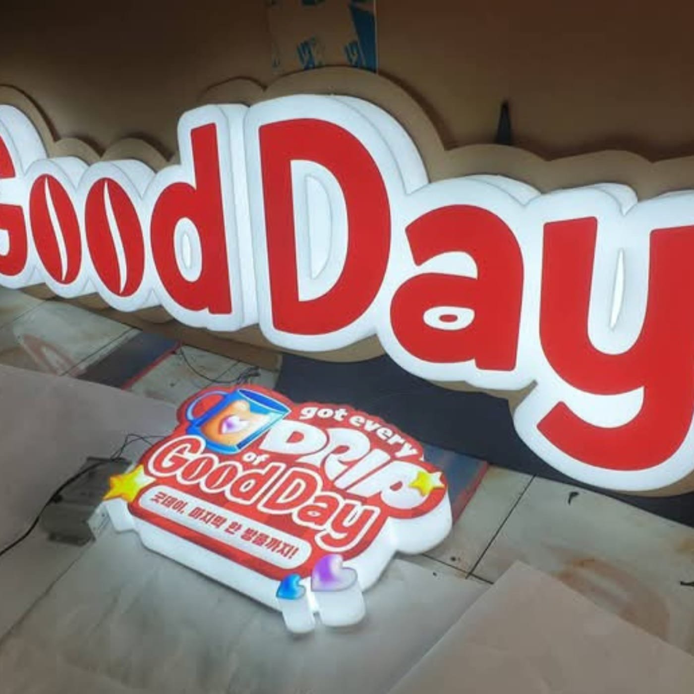 Portofolio neon box indoor