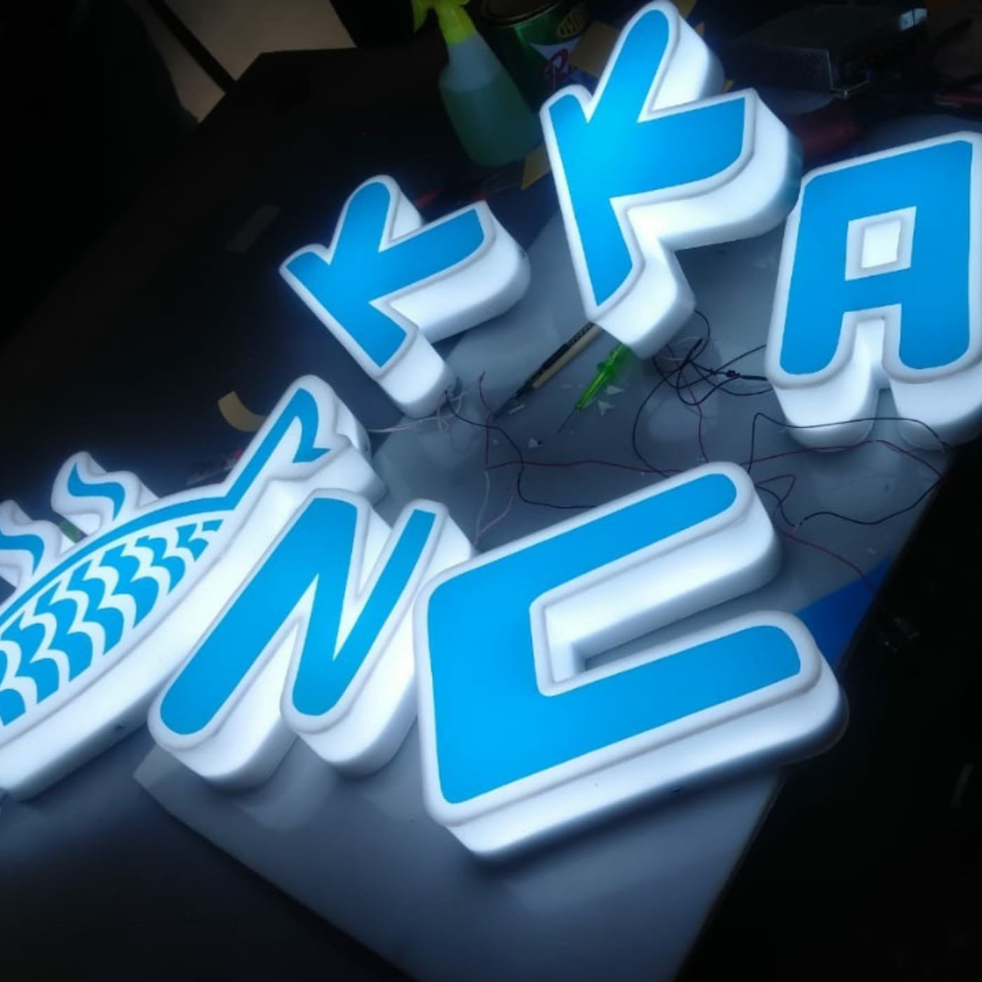 Jasa Neon Box Jabodetabek huruf timbul akrilik